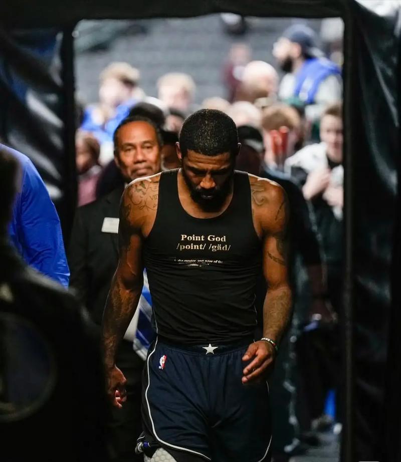 1-3爆冷输球！切尔西两连不胜陷低谷，战术漏洞暴露争冠还远？（1-3冷负！切尔西两轮不胜陷低迷，战术短板暴露，争冠前景堪忧？）