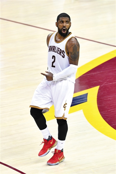 姆巴佩手指骨折不下火线！皇马精神传承者誓死一战 伯纳乌球迷爆发不满（姆巴佩带伤不下火线：皇马意志接班人誓拼到底，伯纳乌不满声四起）