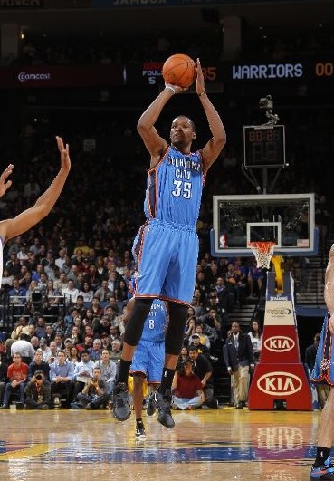 维尼修斯晒观看解放者杯决赛照片，随后庆祝母队弗拉门戈夺冠（维尼修斯晒解放者杯决赛观赛照，赛后为母队弗拉门戈登顶庆祝）