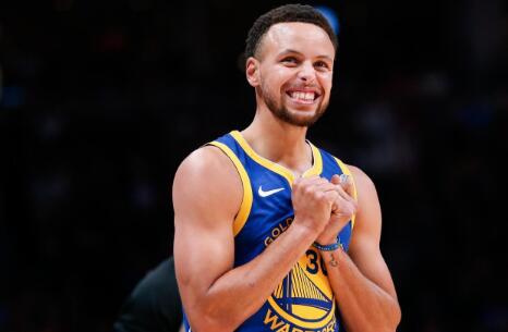 梅西在球场内与印度球迷挥手互动，之后活动因骚乱提前结束（梅西赛场向印度球迷挥手致意，现场骚乱致活动提前收场）